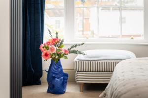 Stunning Sea Views & Designer Living Sleeps 5