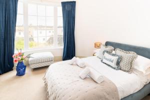 Stunning Sea Views & Designer Living Sleeps 5