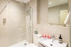 Stunning Sea Views & Designer Living Sleeps 5