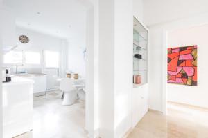 Charming Seaside Apartment Elegant 2BR in Glyfada