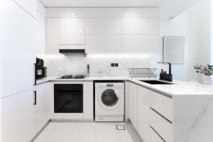 Free housekeeping visits during your stay - StayShort - JVC Apartment Sleeps 4 with Pool View
