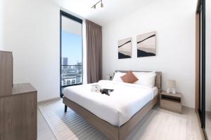 Free housekeeping visits during your stay - StayShort - JVC Apartment Sleeps 4 with Pool View