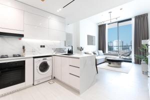 Free housekeeping visits during your stay - StayShort - JVC Apartment Sleeps 4 with Pool View