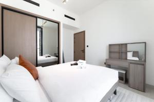 Free housekeeping visits during your stay - StayShort - JVC Apartment Sleeps 4 with Pool View
