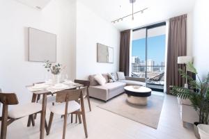 Free housekeeping visits during your stay - StayShort - JVC Apartment Sleeps 4 with Pool View