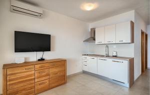 Beautiful Apartment In Bast With House Sea View