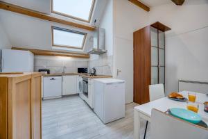 COLIVING - bedroom - TV- Private Bathroom