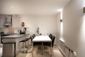 Modern 2 Bed 2 Bath Apartment in Great Dover Street Central London