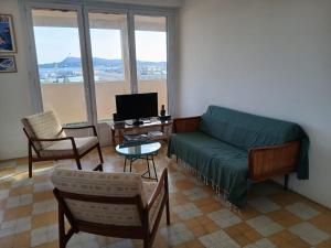 Bright vintage 2-bedroom apartment with view of Port dArsenal