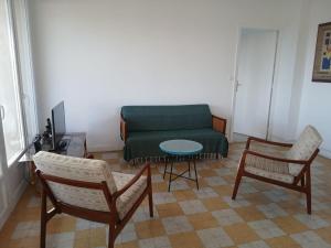 Bright vintage 2-bedroom apartment with view of Port dArsenal