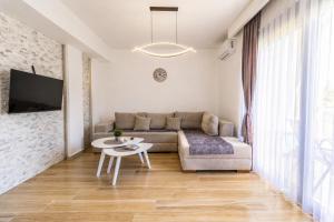 Mareluna Long Beach by Odea Stays