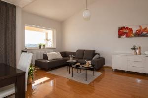 Lovely apartment overlooking the sea - MORE