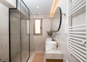 Azura Mar, Seaview Premium Suite with Heated mini pool and Private Parking