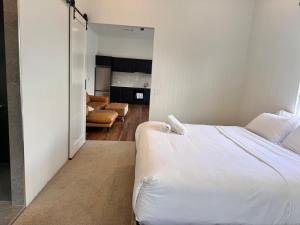Spacious Queenslander Charm - Heart of New Farm