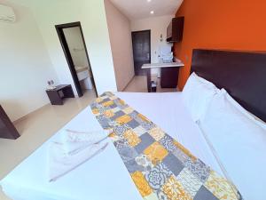 Estudio de Lujo con Cama King y vista con alberca