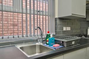 Charterhouse - Free Netflix, Private Garden, WiFi & Free Parking For 3 Cars