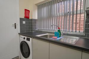 Charterhouse - Free Netflix, Private Garden, WiFi & Free Parking For 3 Cars