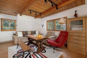 Spacious Family House with Parking and 5 Bedrooms by Noclegi Renters