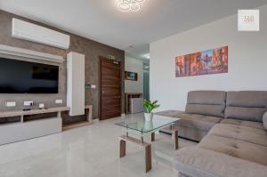 Beautiful Pembroke 2BR home with views Near Beach