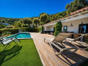 Villa Le Clos Réal, Villa dexception avec vue mer, piscine chauffée à débordement, Golfe de Saint Tropez