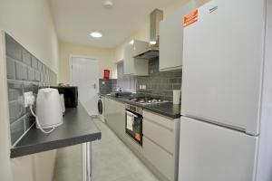 Charterhouse - Free Netflix, Private Garden, WiFi & Free Parking For 3 Cars