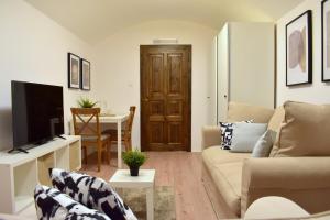 Modern home in hip&central area!