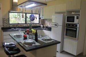 O Melhor Chalé da Praia do Guaiúba, com Churrasqueira e Piscina Gigante