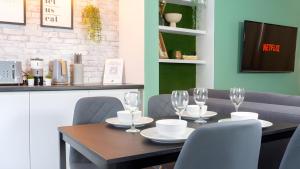 Bevington House - 3 Bedroom - Sleeps 8 - Parking
