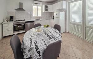 2 Bedroom Nice Home In Zrnovo