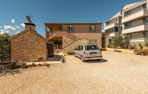 3 Bedroom Nice Apartment In Maslenica