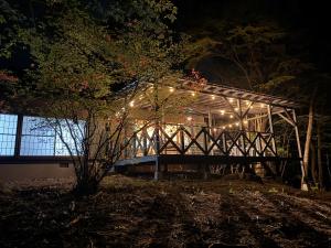 BBQ屋根付き大型ウッドデッキ川のせせらぎを聴きながら贅沢時間ペット同伴OK森と音に癒されるコテージ Rill