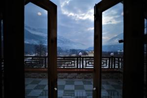 Mountainshack Riverside Stay & Cafe