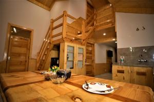 Mountainshack Riverside Stay & Cafe