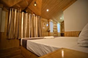 Mountainshack Riverside Stay & Cafe