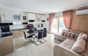 2 Bedroom Pet Friendly Apartment In Novi Vinodolski
