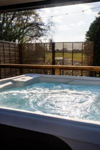 The Jungle - Luxury Glamping Lodge Cheshire