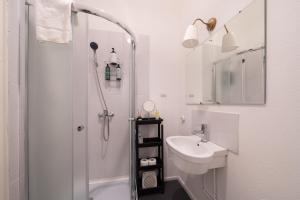 Historic 1914 Old Town Apartment with Bay Windows - Valnu Street