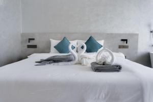 luxury modern 2 BR suite 5122 Building C