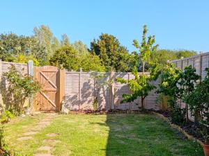 Pickleberry Cottage - Close to sandy beach