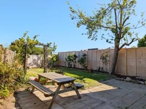 Pickleberry Cottage - Close to sandy beach