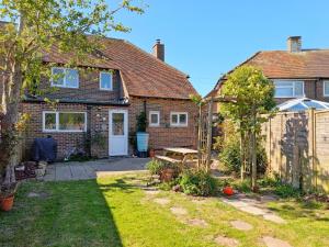 Pickleberry Cottage - Close to sandy beach