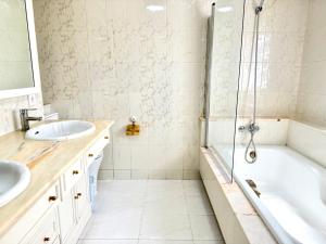 Beachfront Apartment for 6, 3 Bathrooms, Levante Beach