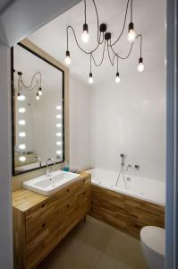 Modern spacious apartment with jacuzzi