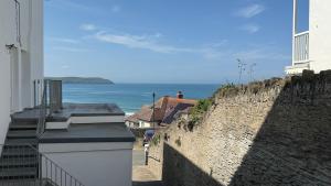2 Bed, Free Parking & Sea Views!