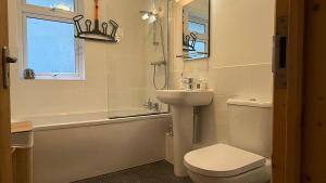 2 Bed, Free Parking & Sea Views!
