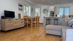 2 Bed, Free Parking & Sea Views!