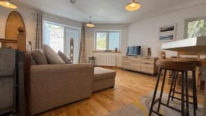 2 Bed, Free Parking & Sea Views!