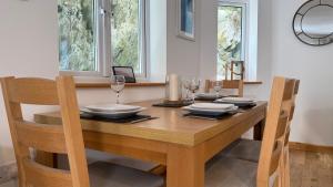 2 Bed, Free Parking & Sea Views!