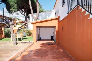 Apto agradable con jardín y garaje a 550 m playa