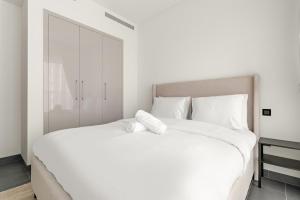 Modern 1BR in The Crest with pool and gym